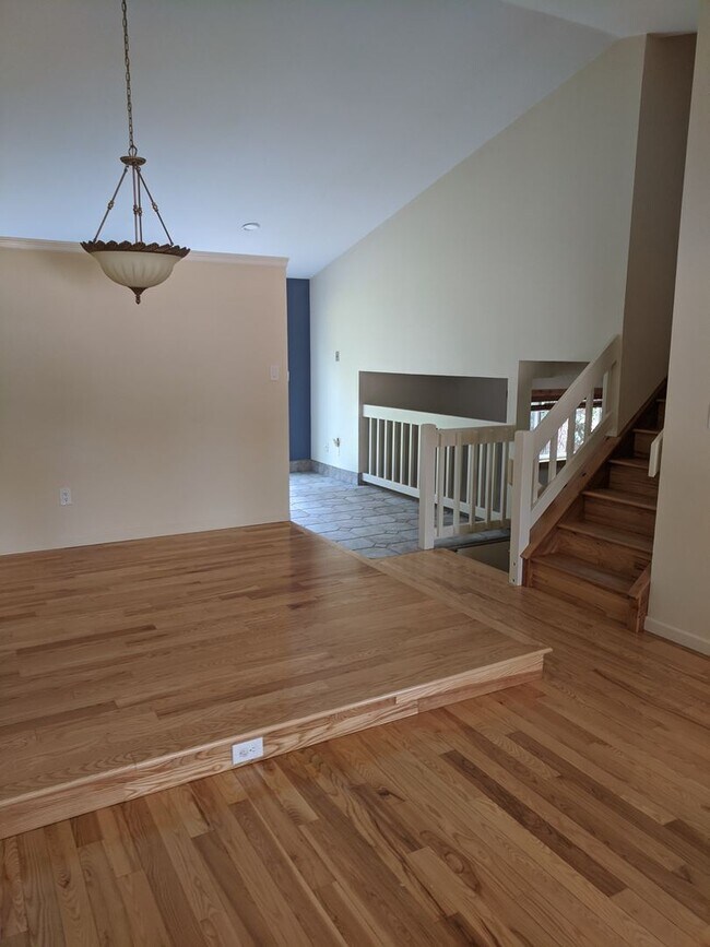 Building Photo - Old Farm tri-level with basement