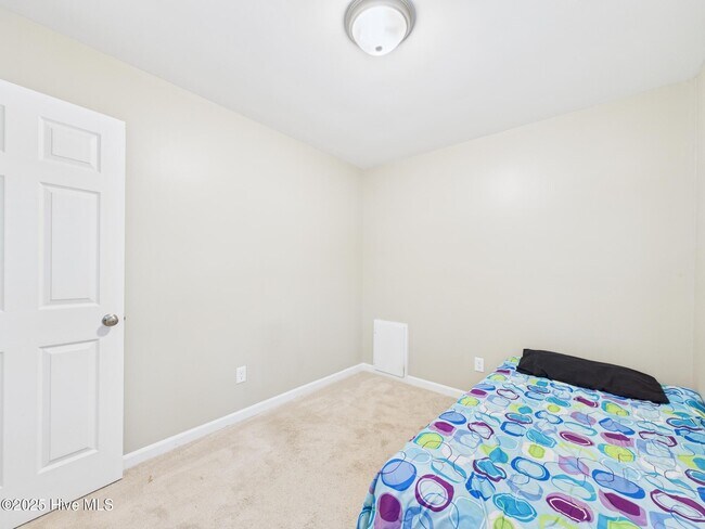 Building Photo - 115 Rock Pointe Ln