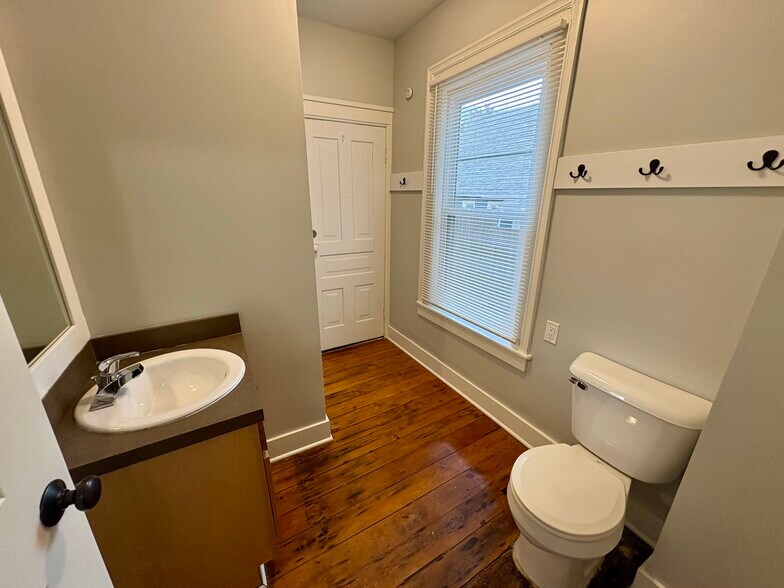 Building Photo - 704 Coit Ave NE