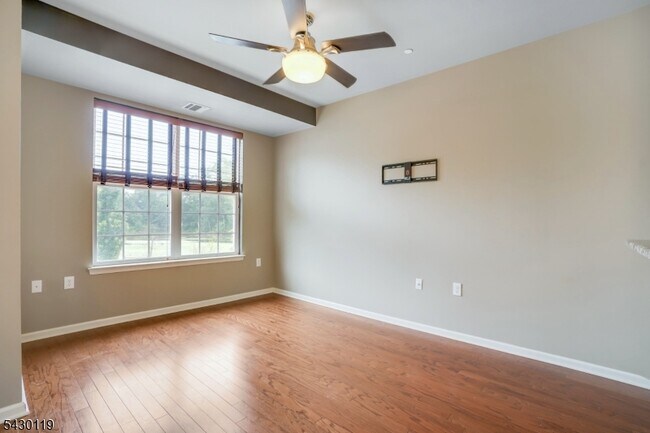 Building Photo - 512 Waterview Ct
