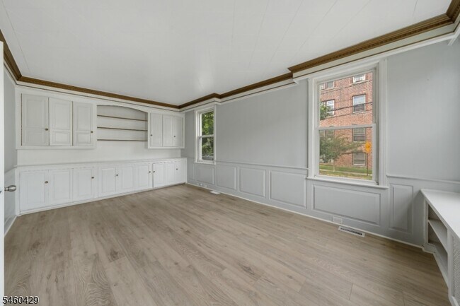 Building Photo - 54 Llewellyn Ave