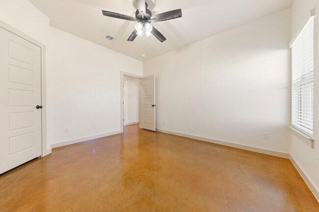 Building Photo - 1912 Caspian Trl