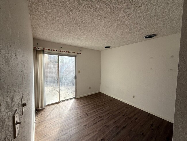 Building Photo - Executive 2-bedroom condo in gated community!