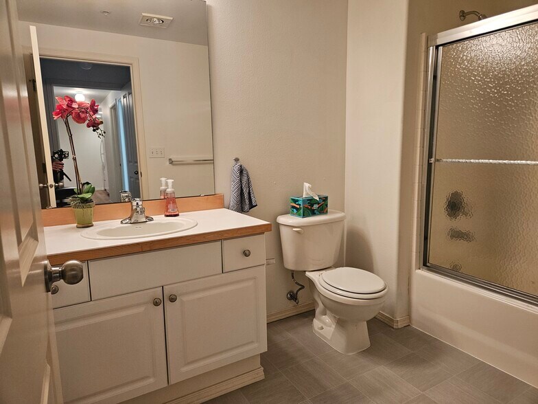 Primary bathroom - 18621 Blueberry Ln