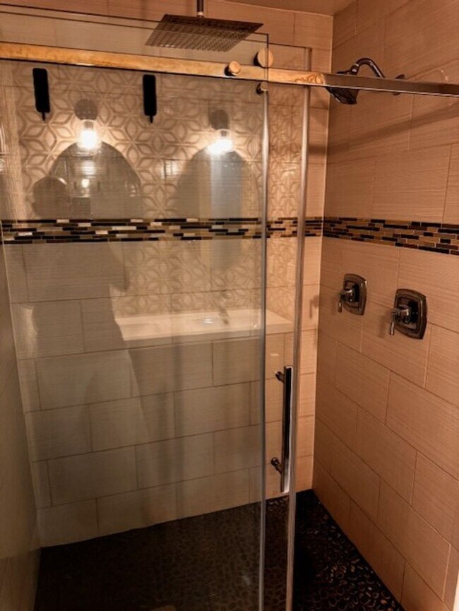 Building Photo - Available Now! Absolutely gorgeous 3 bedro...