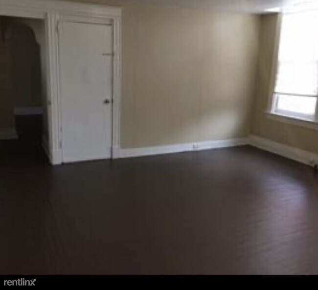 Building Photo - 218 E 9th St