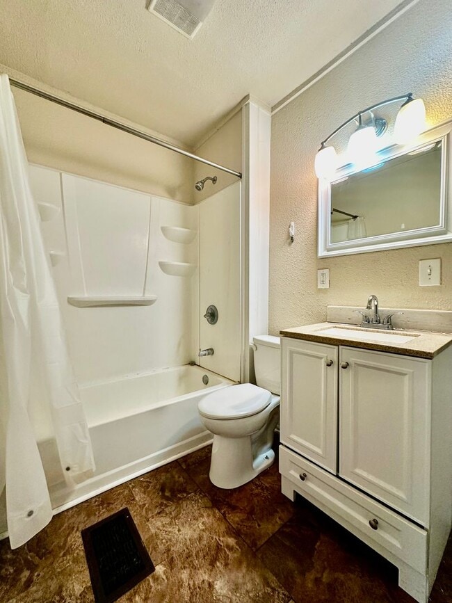 Building Photo - Bungalow Home