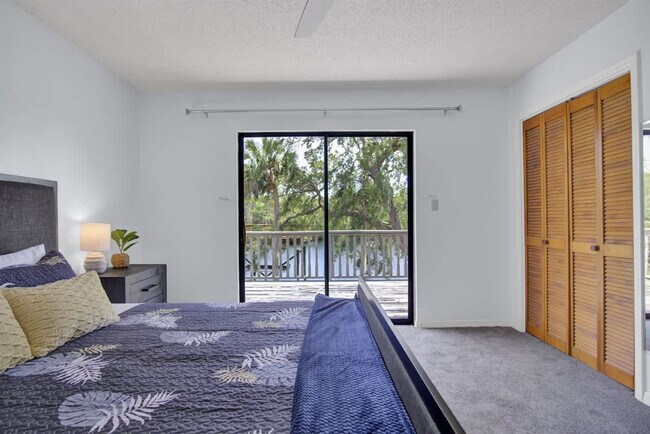 Building Photo - 1045 N Cres Dr