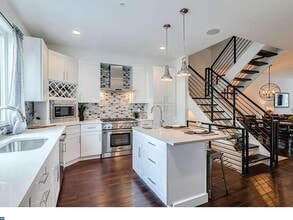 Building Photo - Stunning Modern Townhome in the Heart of Northern Liberties