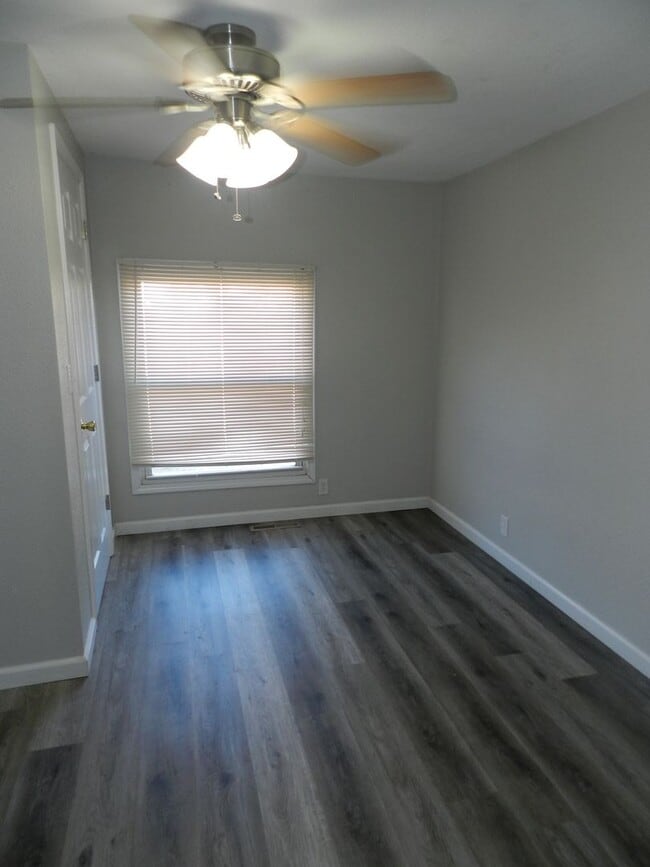 Building Photo - Cute house with a nice fenced yard