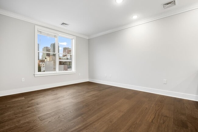 Building Photo - 28 Bright St