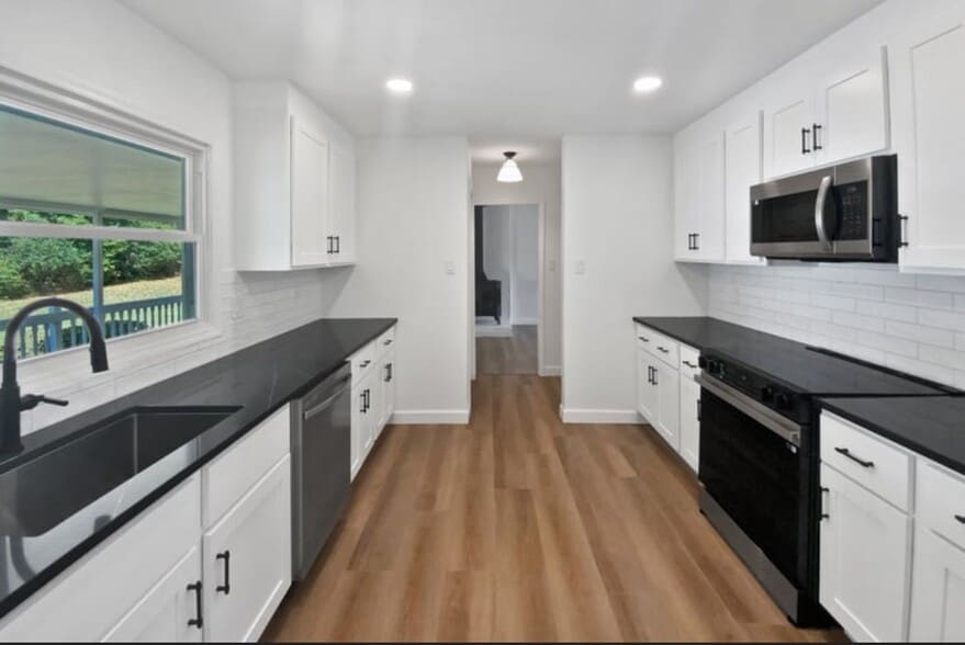 Building Photo - 213 Gatewood Dr