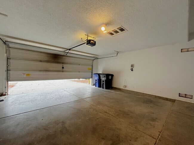 Building Photo - Fantastic 3 Bedroom, 2 Bath Home In The NE!