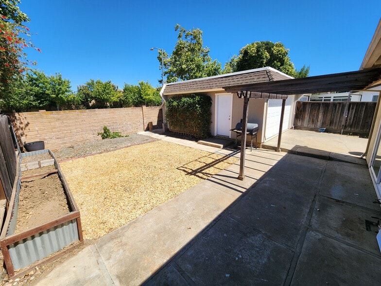 Building Photo - 1931 De Vaca Way