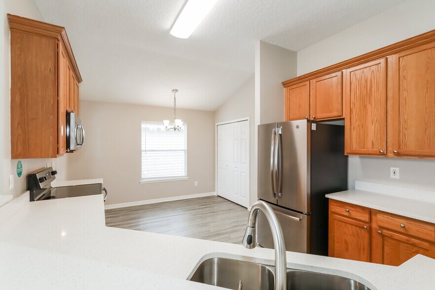 Building Photo - 2704 Creekfront Dr