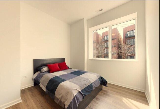 Building Photo - 3 bedroom in Chicago IL 60616