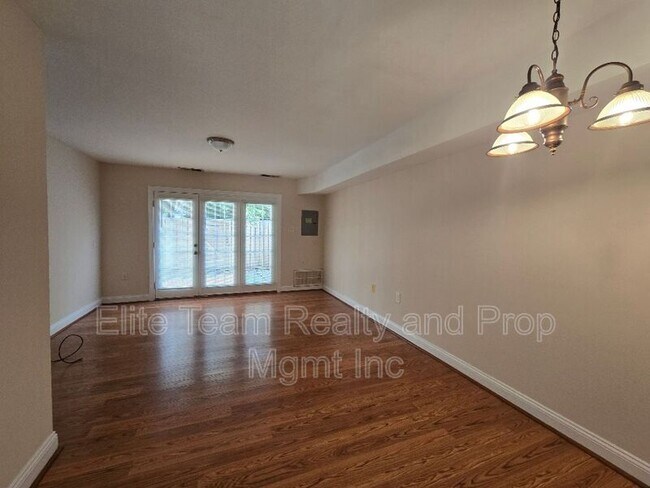Building Photo - 1207 Green Oaks Ln