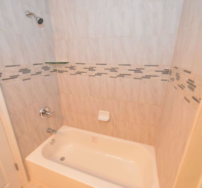 Building Photo - Great Neck!