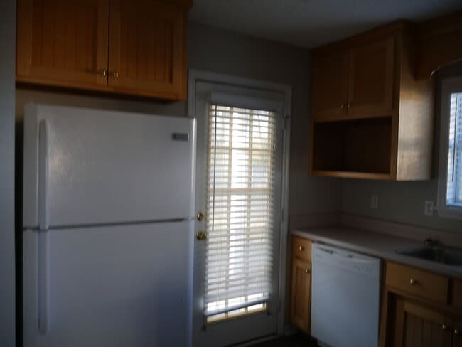 Building Photo - Three bedroom!