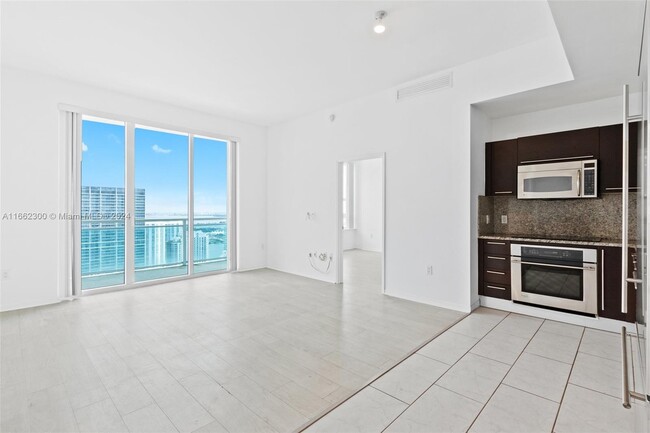 Building Photo - 950 Brickell Bay Dr