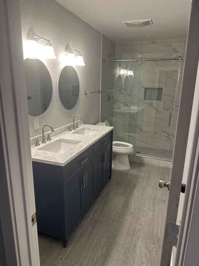 Main Bathroom with double sink and walking shower - 910 Morey Peak Dr