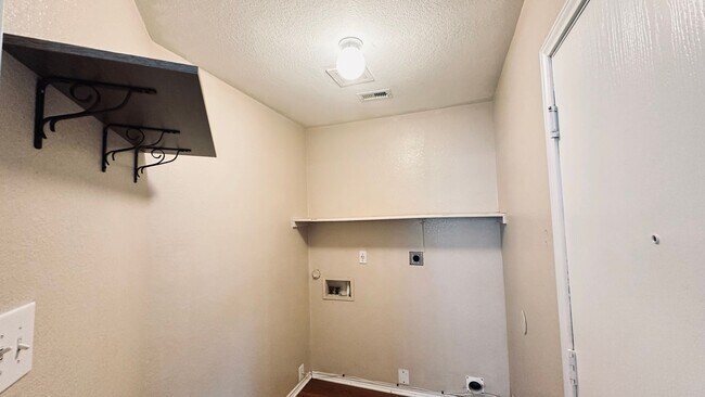 Building Photo - 5 Bedroom Home in Dover Subdivision!