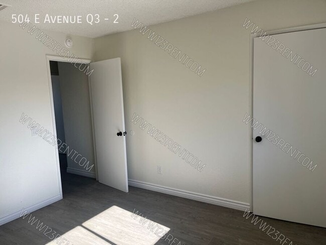 Building Photo - 504 E Ave Q3