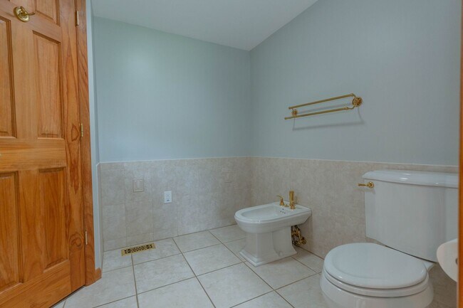 Building Photo - 4 Bed, 3, Bath Single Family Home in Ranson, WV