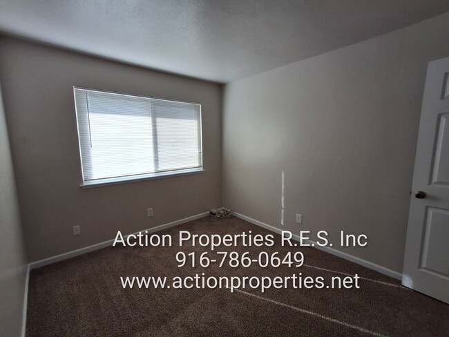 Building Photo - Single Level -Roseville Greens - 2 Bedroom...