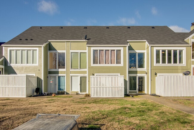 Primary Photo - Amazing and spacious 3/2.5 Hermitage Townhouse with fireplace & patio!!! Pets ok!