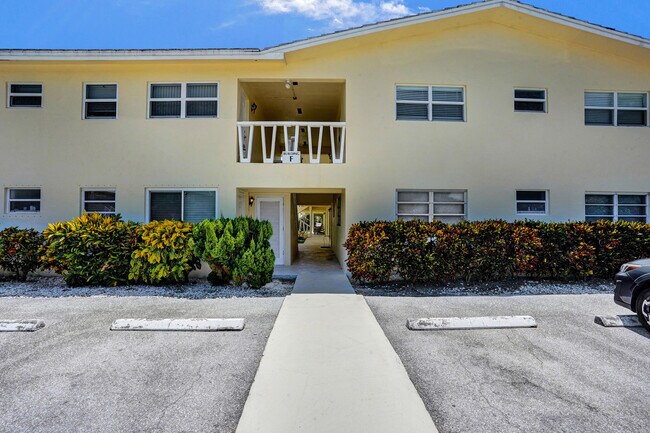 Building Photo - 2755 NE 28th Ave