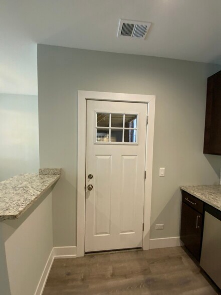 Building Photo - 1143 Maple Ave