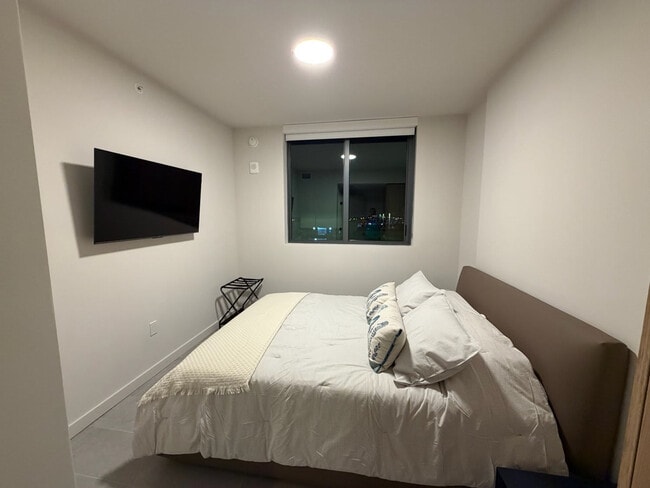 Building Photo - 121 NE 5th St