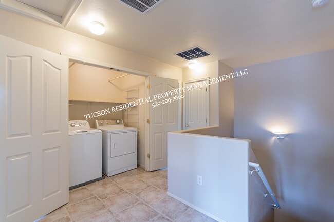 Building Photo - 4123 E Cameo Point Dr