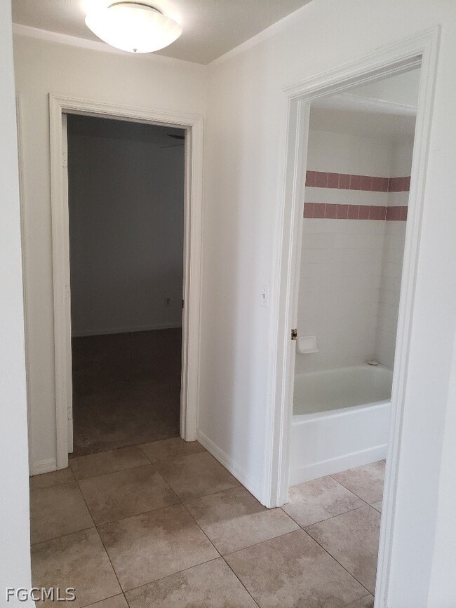 Building Photo - 1024 SE 25th Terrace