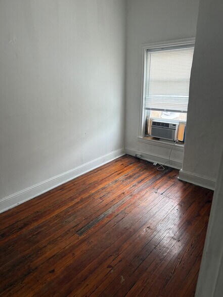 Building Photo - 534 W Girard Ave