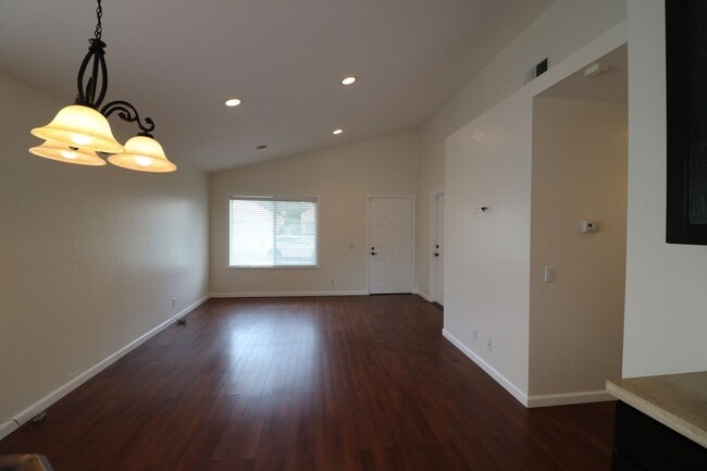 Building Photo - Gorgeous 2/Bed, 2/Bath Home in Simi Valley!