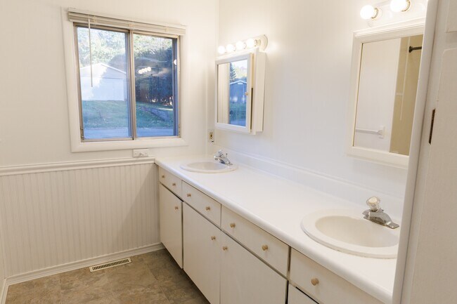 bathroom - 246 Lake Heights