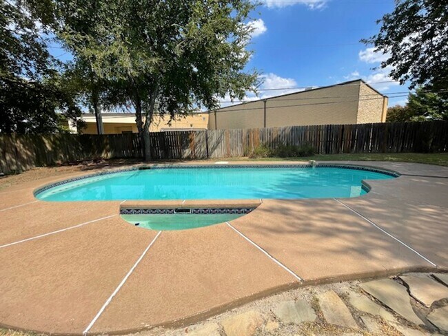 Building Photo - 220 Shady Lake Dr