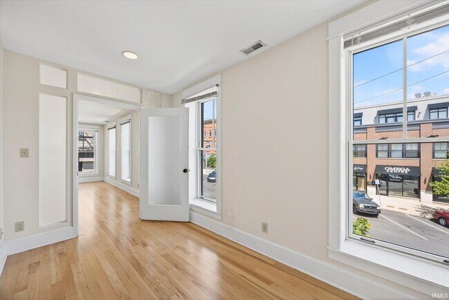 Building Photo - 114 E 6 St