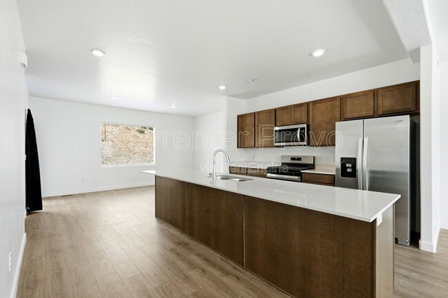 Building Photo - 371 E Levengrove Dr