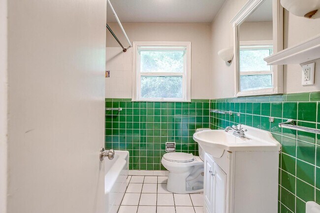 Building Photo - Charming 3-Bed, 2-Bath Home in Fort Worth'...