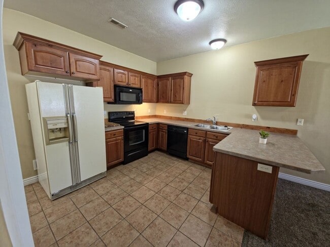 Building Photo - Beautiful 3 Bed, 2.5 bath Townhome with Attached 2 Car Garage in Rock Creek