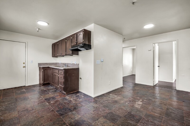 Building Photo - 5243 Huntington Dr