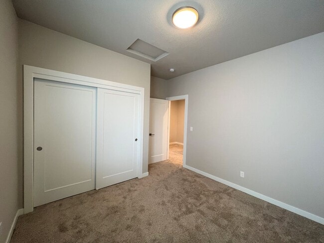 Building Photo - Start Lease by 8/15 to Receive REMAINDER o...