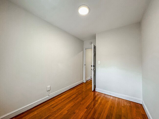 Building Photo - Stunning 4 Bed 3 Bath Tudor-style Brick Townhome In Desired Foxhall