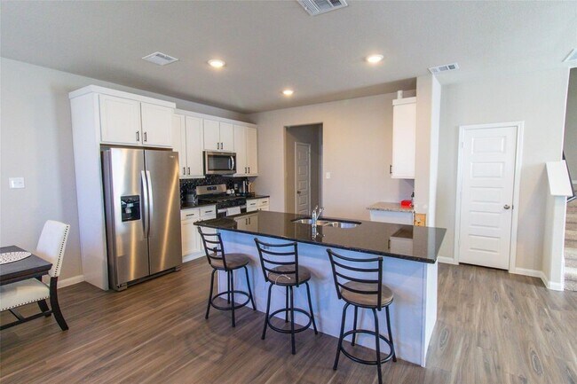 Building Photo - 2221 Middle Rdg Dr