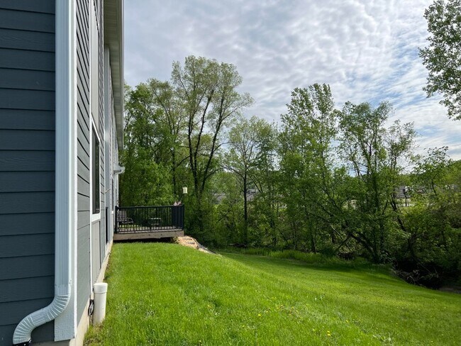 Building Photo - 1112 Spruce Dr