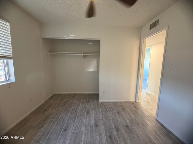 Building Photo - 4140 W Paradise Dr