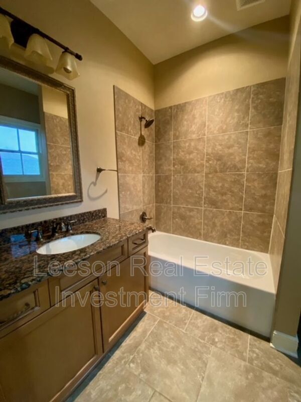 Building Photo - 1040 Sunshine Ln